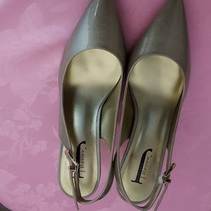 J Renee gold shoes size 9M